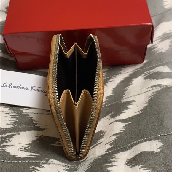 New Ferragamo zip around leather card case - Picture 5 of 8